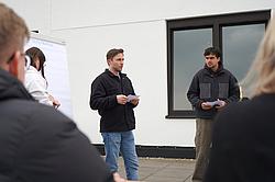 Zwei Teilnehmer stellen ihre Ergebnisse vor und diskutieren diese vor der Gruppe.