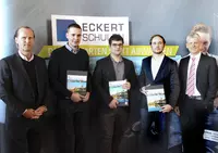 Alexander Eckert Freiherr von Waldenfels (li.), der Vorstandsvorsitzende der Eckert Schulen und Markus-Johannes Zimmermann (re.), Geschäftsführer der Dr. Eckert Akademie, zusammen mit den geehrten Absolventen: Alexander Kiefer, Daniel Feneis und Dominik Meindl erreichten Bestnoten von unter 1,5.