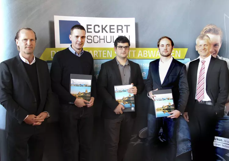 Alexander Eckert Freiherr von Waldenfels (li.), der Vorstandsvorsitzende der Eckert Schulen und Markus-Johannes Zimmermann (re.), Geschäftsführer der Dr. Eckert Akademie, zusammen mit den geehrten Absolventen: Alexander Kiefer, Daniel Feneis und Dominik M Alexander Eckert Freiherr von Waldenfels (li.), der Vorstandsvorsitzende der Eckert Schulen und Markus-Johannes Zimmermann (re.), Geschäftsführer der Dr. Eckert Akademie, zusammen mit den geehrten Absolventen: Alexander Kiefer, Daniel Feneis und Dominik Meindl erreichten Bestnoten von unter 1,5.