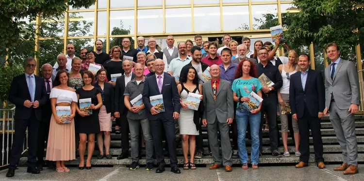 Zusammen mit den Abteilungs- und Fachbereichsleitern gratulierten sie den 33 besten Umschulungs-Absolventen im SS 2017: Friedrich Reiner (Geschäftsführer des BFW Eckert, li.), Siegfried Böhringer (1. Bürgermeister von Regenstauf, 2.v.li.) mit Nikolaus Win Zusammen mit den Abteilungs- und Fachbereichsleitern gratulierten sie den 33 besten Umschulungs-Absolventen im SS 2017: Friedrich Reiner (Geschäftsführer des BFW Eckert, li.), Siegfried Böhringer (1. Bürgermeister von Regenstauf, 2.v.li.) mit Nikolaus Windisch (Geschäftsführer operativ der Agentur für Arbeit Regensburg, 2.v.r.) und Michael Weinelt (Vorstands-Mitglied der Eckert Schulen, re.)