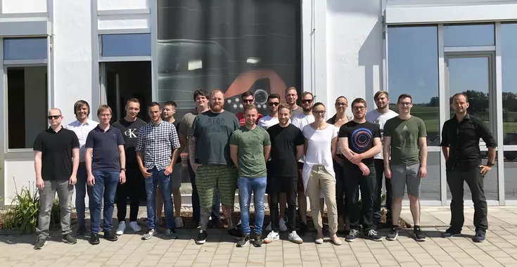 Einmalige Einblicke in ein innovatives Unternehmen: Die angehenden Staatlich geprüften Techniker zu Gast bei RODING AUTOMOBILE Einmalige Einblicke in ein innovatives Unternehmen: Die angehenden Staatlich geprüften Techniker zu Gast bei RODING AUTOMOBILE