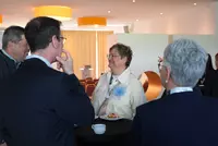 Eine Vertreterin der Leistungsträger im gesräch mit anderen.