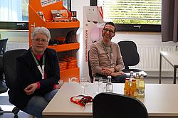 Begeisterte Zuhörer lauschen Vortrag.