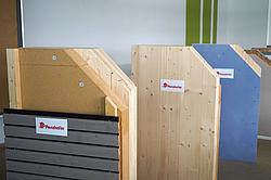 Holz Exponate stehen im Klassenzimmer.