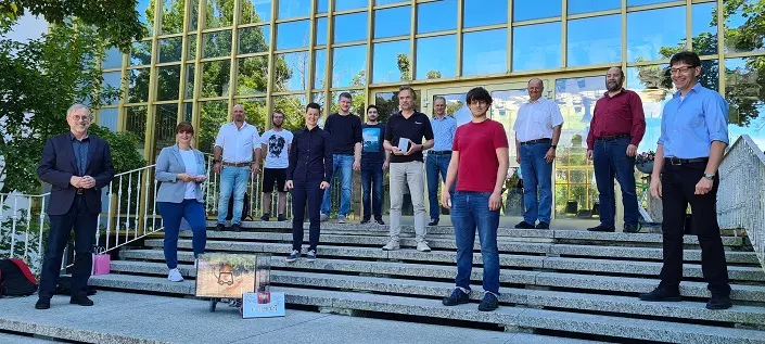 Geschäftsführer des Berufsförderungswerks Friedrich Reiner (links) und Frank Scheler (Abteilungsleiter Elektroberufe, rechts) verabschiedeten die frisch gebackenen Elektroniker Geräte und Systeme. (Foto: Eckert Schulen/Verena Baumann) Geschäftsführer des Berufsförderungswerks Friedrich Reiner (links) und Frank Scheler (Abteilungsleiter Elektroberufe, rechts) verabschiedeten die frisch gebackenen Elektroniker Geräte und Systeme. (Foto: Eckert Schulen/Verena Baumann)