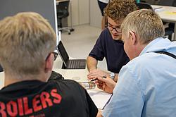 Studierende der Maschinenbautechnik arbeiten während der HOP-Woche 2026 gemeinsam an praxisnahen technischen Projekten.
