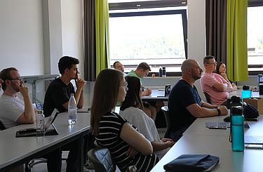 Studierende der Lebensmittelverarbeitungstechnik verfolgen aufmerksam den Fachvortrag von Thomas Dippel im Unterrichtsraum.