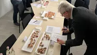 Im Rahmen ihrer zweijährigen beruflichen Weiterbildung zum Staatlich geprüften Lebensmittelverarbeitungstechniker (m/w/d) hat es sich ein Projektteam im Fach Projektmanagement und Projektarbeit zur Aufgabe gemacht, eine gesündere Alternative zu herkömmlic Im Rahmen ihrer zweijährigen beruflichen Weiterbildung zum Staatlich geprüften Lebensmittelverarbeitungstechniker (m/w/d) hat es sich ein Projektteam im Fach Projektmanagement und Projektarbeit zur Aufgabe gemacht, eine gesündere Alternative zu herkömmlichen Wurstwaren herzustellen.