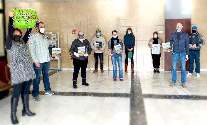 Die erfolgreichen Absolventen bekamen ihr Zeugnis in den vergangenen Tagen im kleinen Kreis ihrer jeweiligen Fachbereiche überreicht. Die frisch gebackenen Mediengestalter bedankten sich bei Dozentin Andrea Kurz (links im Bild) mit einem kleinen Abschieds Die erfolgreichen Absolventen bekamen ihr Zeugnis in den vergangenen Tagen im kleinen Kreis ihrer jeweiligen Fachbereiche überreicht. Die frisch gebackenen Mediengestalter bedankten sich bei Dozentin Andrea Kurz (links im Bild) mit einem kleinen Abschiedsgeschenk.
