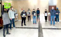 Die erfolgreichen Absolventen bekamen ihr Zeugnis in den vergangenen Tagen im kleinen Kreis ihrer jeweiligen Fachbereiche überreicht. Die frisch gebackenen Mediengestalter bedankten sich bei Dozentin Andrea Kurz (links im Bild) mit einem kleinen Abschieds Die erfolgreichen Absolventen bekamen ihr Zeugnis in den vergangenen Tagen im kleinen Kreis ihrer jeweiligen Fachbereiche überreicht. Die frisch gebackenen Mediengestalter bedankten sich bei Dozentin Andrea Kurz (links im Bild) mit einem kleinen Abschiedsgeschenk.
