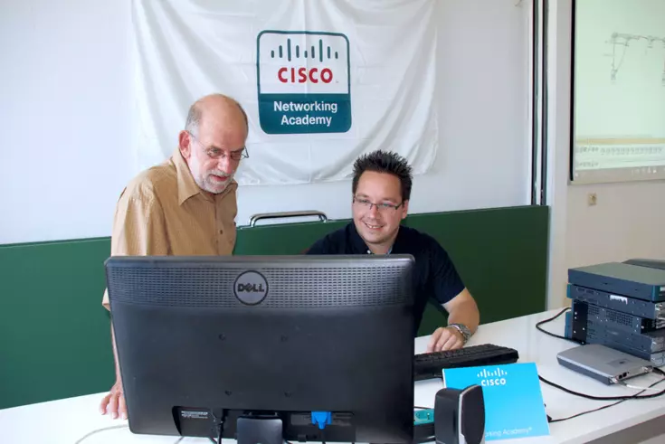 Als zertifizierter Instructor Trainer (ITQ) gibt Peter-Vitus Michl (links) sein Fachwissen künftig auch an angehende Cisco-Instruktoren weiter.