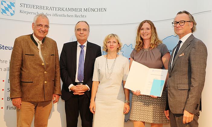 (V.l.n.r.) Dr. Hartmut Schwab (Präsident der Steuerberaterkammer München), Dr. Roland Jüptner (Präsident des Bayerischen Landesamtes für Steuern), Helena Mondl (Maßnahmeleitung Eckert Schulen Deggendorf), Petra Köck, Peter Geirhos (Vorsitzender des Ausschusses für Steuerfachangestelltenprüfung)