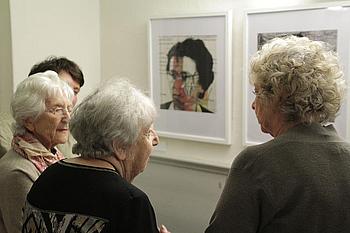 Die Künstlerinnen vor einer Collage mit dem Bild der Mutter von Jana Zimme