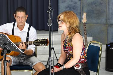 Impressionen von der feierlichen Semesterabschlussfeier am Campus Regenstauf mit Absolventinnen und Absolventen, Ehrengästen, Auszeichnungen und musikalischen Beiträgen.