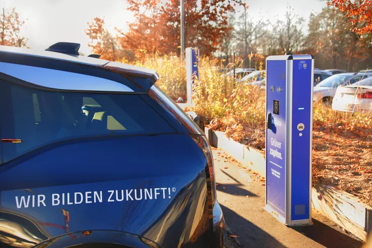 Die beiden E-Ladesäulen am Westparkplatz der Eckert Schulen.