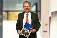 Während Thomas Michaelis sein Studium zum MBA – General Management virtuell durchläuft, starten am 1. April 2017 die ersten Studierenden in den Fernstudiengang mit Präsenzphasen am Campus der Eckert Schulen Regenstauf. Während Thomas Michaelis sein Studium zum MBA – General Management virtuell durchläuft, starten am 1. April 2017 die ersten Studierenden in den Fernstudiengang mit Präsenzphasen am Campus der Eckert Schulen Regenstauf.