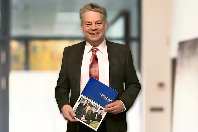 Während Thomas Michaelis sein Studium zum MBA – General Management virtuell durchläuft, starten am 1. April 2017 die ersten Studierenden in den Fernstudiengang mit Präsenzphasen am Campus der Eckert Schulen Regenstauf. Während Thomas Michaelis sein Studium zum MBA – General Management virtuell durchläuft, starten am 1. April 2017 die ersten Studierenden in den Fernstudiengang mit Präsenzphasen am Campus der Eckert Schulen Regenstauf.