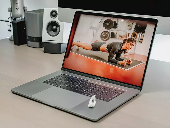 Betreut werden die kostenlosen Online-Trainings während des allgemeinen Lockdowns von Lavinia Albescu, Sportwissenschaftlerin am Physiofit Eckert. Betreut werden die kostenlosen Online-Trainings während des allgemeinen Lockdowns von Lavinia Albescu, Sportwissenschaftlerin am Physiofit Eckert.