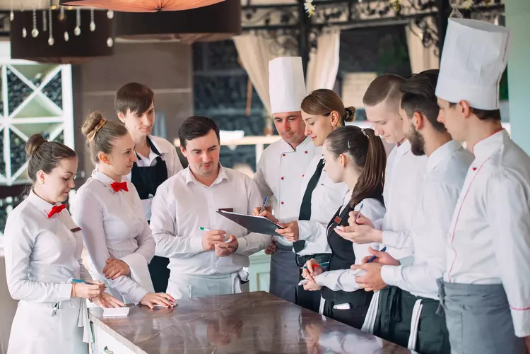 Deutschlands Gastgewerbe steht vor einer „Pleitewelle unbekannten Ausmaßes“, fürchten Branchenexperten. Nicht nur, aber auch deshalb registriert Bayerns führende Hotelfachschule ein steigendes Interesse an Weiterbildungsangeboten, die trotz der aktuellen Deutschlands Gastgewerbe steht vor einer „Pleitewelle unbekannten Ausmaßes“, fürchten Branchenexperten. Nicht nur, aber auch deshalb registriert Bayerns führende Hotelfachschule ein steigendes Interesse an Weiterbildungsangeboten, die trotz der aktuellen Herausforderungen Zukunftschancen in und außerhalb der Branche bieten. (Foto: Eckert Schulen/Adobe Stock)