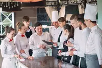 Deutschlands Gastgewerbe steht vor einer „Pleitewelle unbekannten Ausmaßes“, fürchten Branchenexperten. Nicht nur, aber auch deshalb registriert Bayerns führende Hotelfachschule ein steigendes Interesse an Weiterbildungsangeboten, die trotz der aktuellen Deutschlands Gastgewerbe steht vor einer „Pleitewelle unbekannten Ausmaßes“, fürchten Branchenexperten. Nicht nur, aber auch deshalb registriert Bayerns führende Hotelfachschule ein steigendes Interesse an Weiterbildungsangeboten, die trotz der aktuellen Herausforderungen Zukunftschancen in und außerhalb der Branche bieten. (Foto: Eckert Schulen/Adobe Stock)