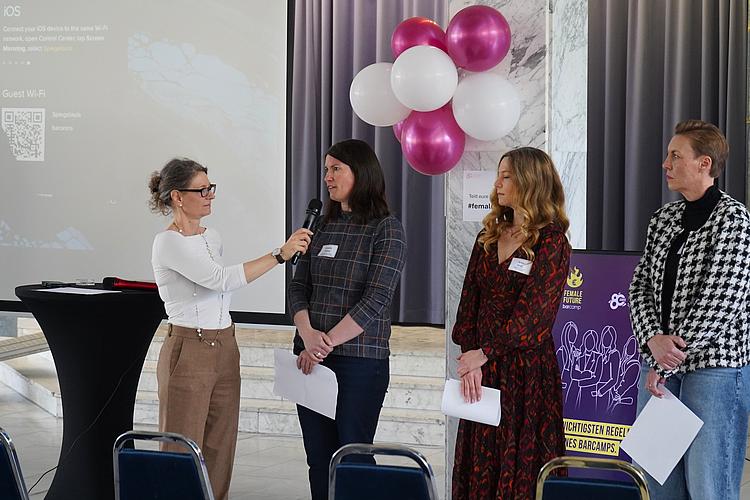 Nach einem offenen Get-together in der Spiegelaula startete das Programm mit einer gemeinsamen Vorstellungsrunde und den Session-Pitches. Durch den Nachmittag führte Moderatorin Alexandra Graßler von der Wissensagentur (links im Bild). Foto: Eckert Schulen/Lara Aberle und Anna Schauer
