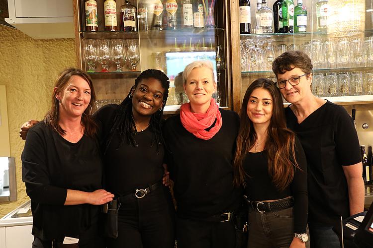 Yvonne Zielasny (Leitung Gastronomie, SportCenter Regenstauf, mitte) mit ihrem neuen Team. (Foto: Eckert Schulen) Yvonne Zielasny (Leitung Gastronomie, SportCenter Regenstauf, mitte) mit ihrem neuen Team. (Foto: Eckert Schulen)