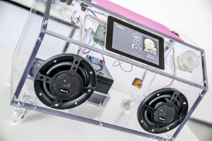 Das transparente Gehäuse der Musikbox erlaubt einen Blick auf die Technik im Inneren.