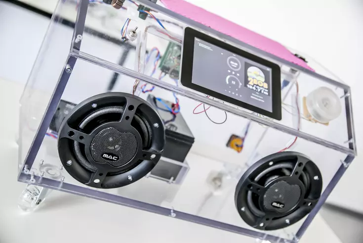 Das transparente Gehäuse der Musikbox erlaubt einen Blick auf die Technik im Inneren. Das transparente Gehäuse der Musikbox erlaubt einen Blick auf die Technik im Inneren.