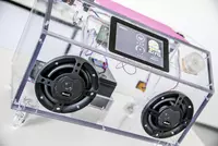 Das transparente Gehäuse der Musikbox erlaubt einen Blick auf die Technik im Inneren. Das transparente Gehäuse der Musikbox erlaubt einen Blick auf die Technik im Inneren.