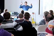 ...und untermalte das Thema mit Beispielen aus der Praxis. ...und untermalte das Thema mit Beispielen aus der Praxis.