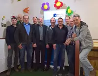 Ausgelassene Stimmung am Klassentreffen der ersten Staatlich geprüften Holztechniker in der Geschichte der Eckert Schulen