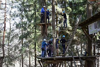 Vertrauen, Zuverlässigkeit und Teamwork: Im Hochseilgarten wird schnell klar, worauf es ankommt.