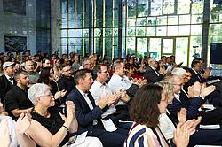 Impressionen von der feierlichen Semesterabschlussfeier am Campus Regenstauf mit Absolventinnen und Absolventen, Ehrengästen, Auszeichnungen und musikalischen Beiträgen.