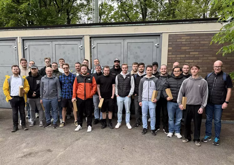 Gruppenbild der angehenden Techniker gemeinsam mit ihren Dozenten und dem Team der REWAG.