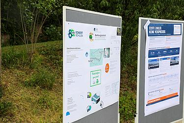 Auf Stellwänden werden die Nachhaltigkeitsprojekte der beteiligten Unternehmen präsentiert, darunter „Blattlos glücklich“ der Eckert Schulen.