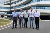 Hr. Johann Niedermeier (Fachdozent und Projektbetreuer), Hr. Hubert Döllinger (Fachbereichsleiter), Hr. Florian Kischkel und Hr. Sergej Baal (Studierende der Fachrichtung Mechatroniktechnik) (alle Dr. Eckert Akademie), Hr. Thomas Hecky (Leiter der mechani Hr. Johann Niedermeier (Fachdozent und Projektbetreuer), Hr. Hubert Döllinger (Fachbereichsleiter), Hr. Florian Kischkel und Hr. Sergej Baal (Studierende der Fachrichtung Mechatroniktechnik) (alle Dr. Eckert Akademie), Hr. Thomas Hecky (Leiter der mechanischen Konstruktionsabteilung bei BHS