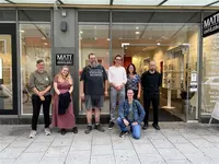 Gruppe der Teilnehmenden steht vor dem Eingang des Optikgeschäfts MATT exklusiv in Regensburg.