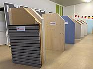 Mehrere Modellaufbauten von Wandkonstruktionen stehen nebeneinander in einem Unterrichtsraum.