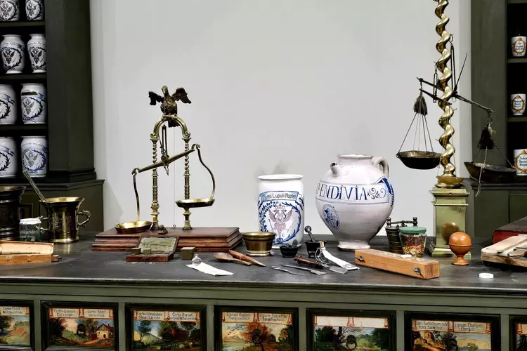 Die Klassen AO1 und AO2 des Berufsförderungswerks Eckert erkunden gemeinsam mit ihrem Dozenten Chaabane Hafedh interaktive Experimente in der Optikabteilung des Deutschen Museums in München.