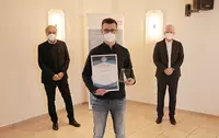 Florian Hecht (mittig) freut sich für einen Abschluss mit 1,05 über die begehrte Eckert Trophy, die er von Gottfried Steger (Stellvertretender Vorstandsvorsitzender der Eckert Schulen, links im Bild) und Markus Johannes Zimmermann (Geschäftsführer und Sch Florian Hecht (mittig) freut sich für einen Abschluss mit 1,05 über die begehrte Eckert Trophy, die er von Gottfried Steger (Stellvertretender Vorstandsvorsitzender der Eckert Schulen, links im Bild) und Markus Johannes Zimmermann (Geschäftsführer und Schulleiter der Dr. Eckert Akademie, rechts) überreicht bekam.