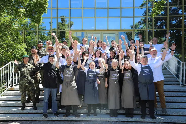 Rund 40 Teilnehmer und Teilnehmerinnen aus ganz Deutschland trainieren mit Profiköchen beim Jugendcamp des Landesverbandes der bayerischen Köche für den ersten Gourmet-Stern. (Foto: Eckert Schulen)