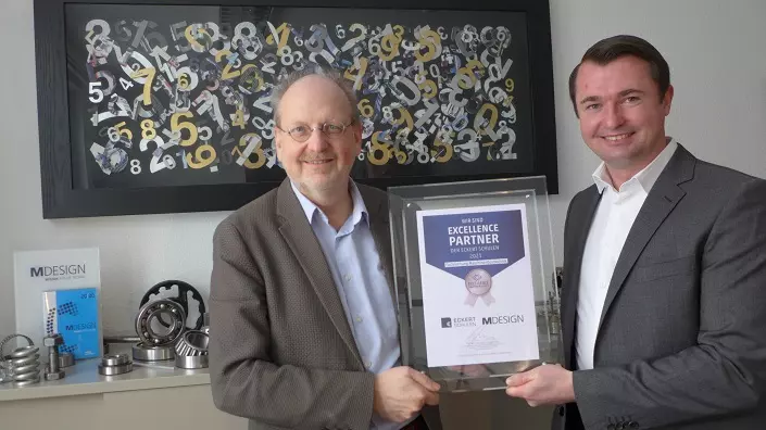 Geschäftsführer Reinhard Blömer und Lennard Schenk nahmen die Excellence Partner Urkunde entgegen. Lennard Schenk verantwortet bei MDESIGN das Weiterbildung-Projekt „MDESIGN WissensUpdate“. In der Seminarreihe erhalten Ingenieure und Konstrukteure Einblic Geschäftsführer Reinhard Blömer und Lennard Schenk nahmen die Excellence Partner Urkunde entgegen. Lennard Schenk verantwortet bei MDESIGN das Weiterbildung-Projekt „MDESIGN WissensUpdate“. In der Seminarreihe erhalten Ingenieure und Konstrukteure Einblick in aktuelle Berechnungsmethoden und Verfahren.