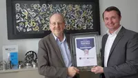 Geschäftsführer Reinhard Blömer und Lennard Schenk nahmen die Excellence Partner Urkunde entgegen. Lennard Schenk verantwortet bei MDESIGN das Weiterbildung-Projekt „MDESIGN WissensUpdate“. In der Seminarreihe erhalten Ingenieure und Konstrukteure Einblic Geschäftsführer Reinhard Blömer und Lennard Schenk nahmen die Excellence Partner Urkunde entgegen. Lennard Schenk verantwortet bei MDESIGN das Weiterbildung-Projekt „MDESIGN WissensUpdate“. In der Seminarreihe erhalten Ingenieure und Konstrukteure Einblick in aktuelle Berechnungsmethoden und Verfahren.