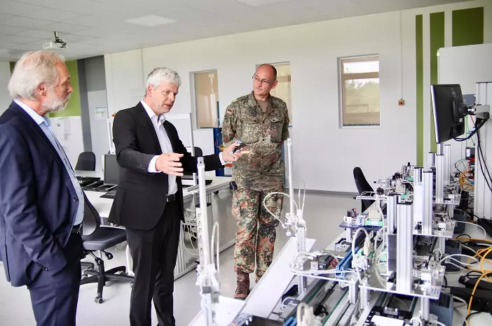 Zu den Zukunftsaufgaben auch bei der Bundeswehr gehört die Digitalisierung: Gottfried Steger, stellvertretender Vorstandsvorsitzender der Eckert Schulen (links), und Markus-Johannes Zimmermann, Geschäftsführer und Schulleiter der Dr. Eckert Akademie (Mitt Zu den Zukunftsaufgaben auch bei der Bundeswehr gehört die Digitalisierung: Gottfried Steger, stellvertretender Vorstandsvorsitzender der Eckert Schulen (links), und Markus-Johannes Zimmermann, Geschäftsführer und Schulleiter der Dr. Eckert Akademie (Mitte), präsentierten dem Kommandeur des Bundeswehr-Landeskommandos Thomas Hambach (rechts) die hochmodernen High-Tech-Lernlabore am Campus in Regenstauf.