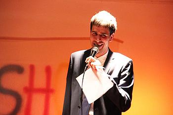 Sozialpädagoge mit vielen Talenten: Michael Jungbauer moderierte die Show, trat aber auch verkleidet als so mancher Popstar auf. Sozialpädagoge mit vielen Talenten: Michael Jungbauer moderierte die Show, trat aber auch verkleidet als so mancher Popstar auf.