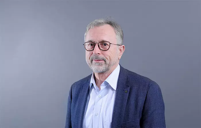 Friedrich Reiner (Geschäftsführer des Berufsförderungswerks Eckert) zeigt im Interview auf, wie das Distance-Learning für die beruflichen Rehabilitanden aktuell funktioniert und wie auch die Betreuung durch die Fachdienste aus der Ferne gelingt. Friedrich Reiner (Geschäftsführer des Berufsförderungswerks Eckert) zeigt im Interview auf, wie das Distance-Learning für die beruflichen Rehabilitanden aktuell funktioniert und wie auch die Betreuung durch die Fachdienste aus der Ferne gelingt.