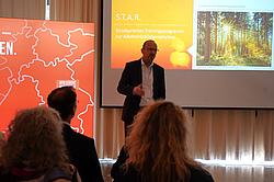 Leiter der Fachdienste Friedrich Geiger stellt die heutige Agenda vor.