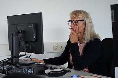 Teilnehmerin des FachForums testet das Programm Moodle am PC
