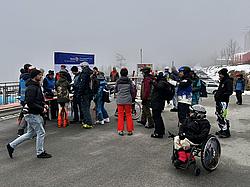 Teilnehmende der Rotaryskimeisterschaft auf der Piste - darunter Kinder und Erwachsene auf den Ski. Startklar, jedoch bei starkem Nebel. Teilnehmende der Rotaryskimeisterschaft auf der Piste - darunter Kinder und Erwachsene auf den Ski. Startklar, jedoch bei starkem Nebel.