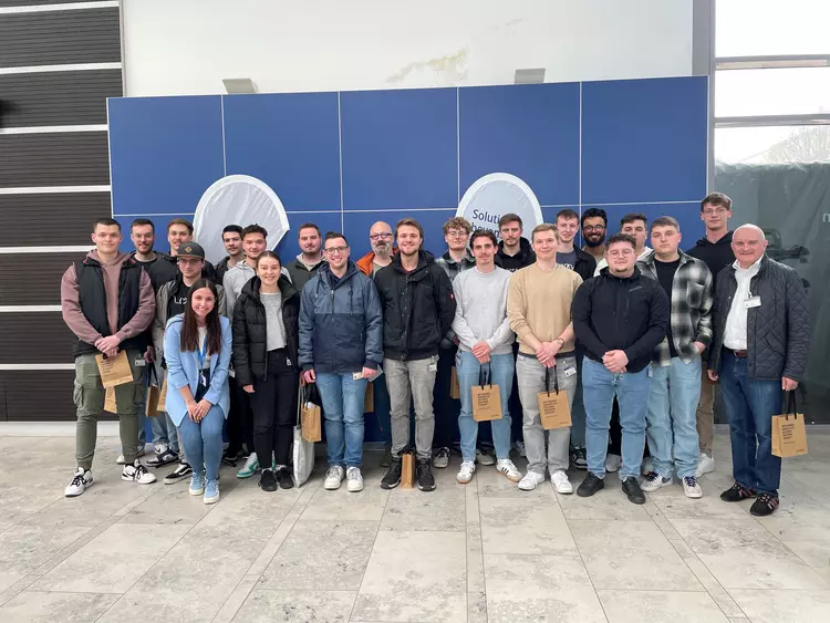 Gruppenfoto angehende Staatlich geprüfte Techniker bei der Exkursion bei der Krones AG in Neutraubling